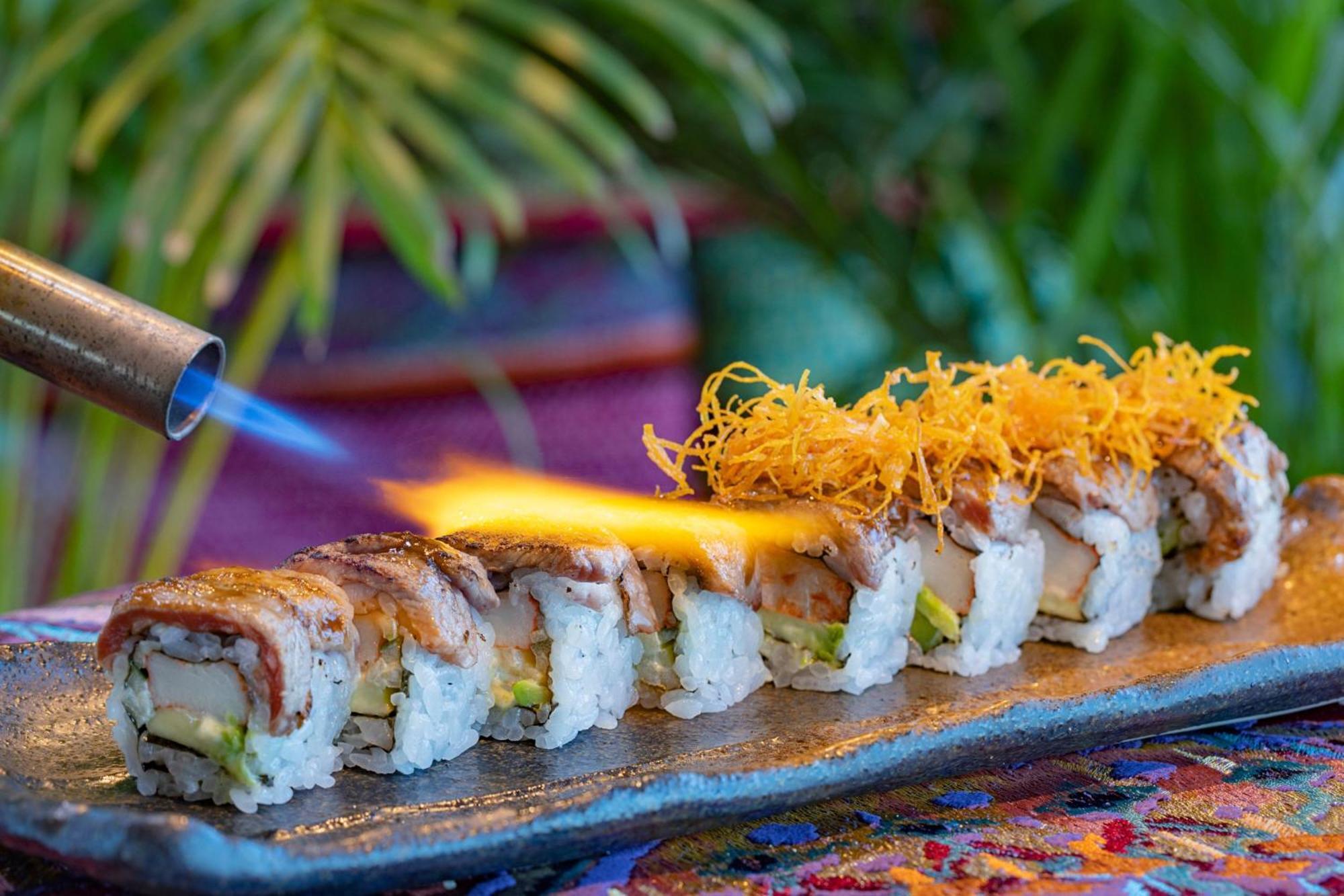 Marriott Resort Palm Jumeirah, דובאי מראה חיצוני תמונה Sushi being flambéed