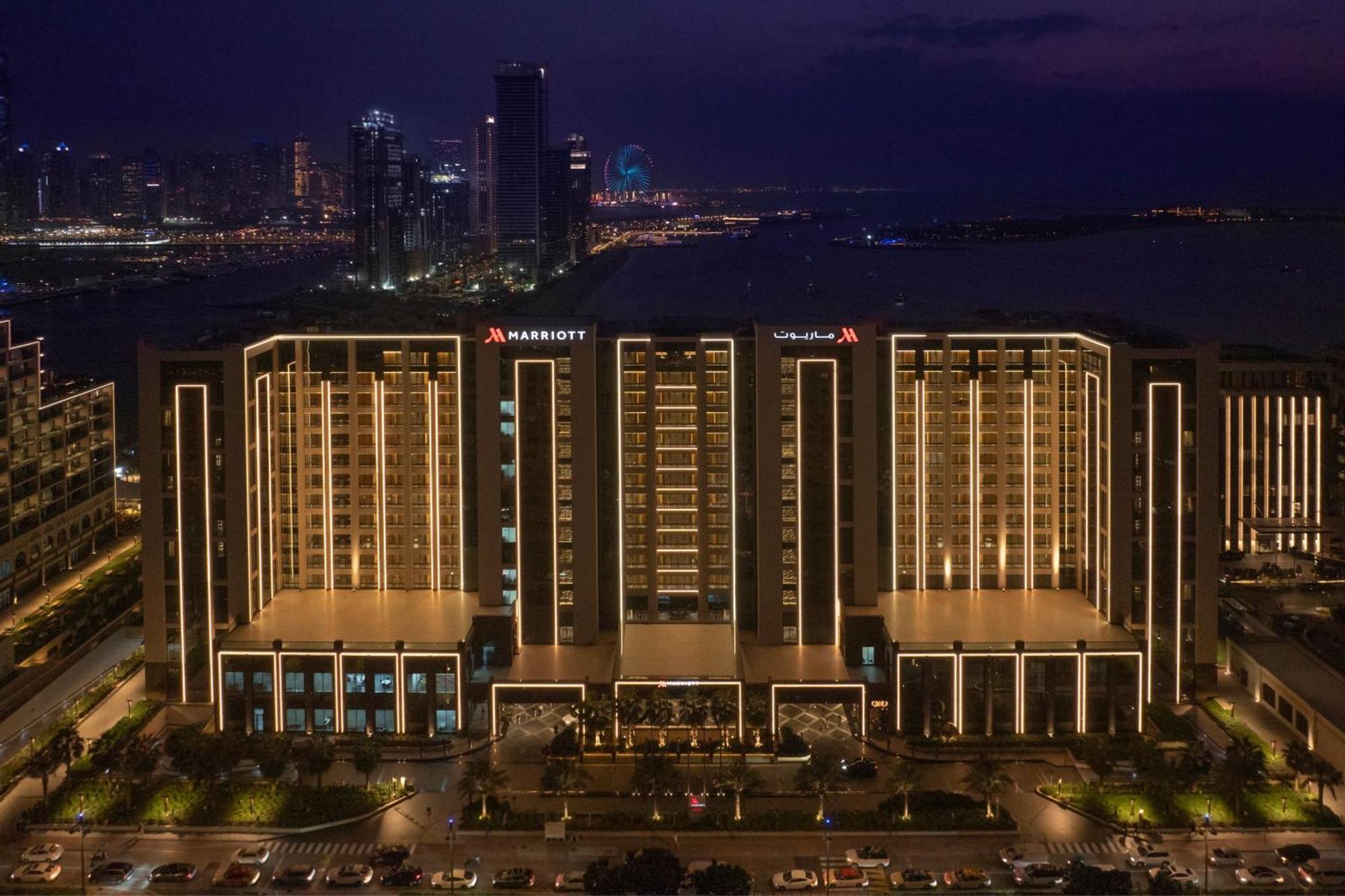 Marriott Resort Palm Jumeirah, דובאי מראה חיצוני תמונה The hotel at night